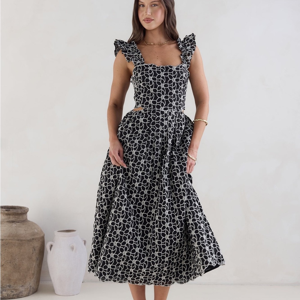 Uncharted Bliss Midi Dress Black |
Small